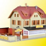 37114 Kibri N Gasthaus zur Eisenbahn mit Biergarten - Afbeelding 2
