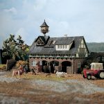 43726 Vollmer H0 Stall mit Taubenschlag und Pferdeboxen mit abnehmbarem Dach