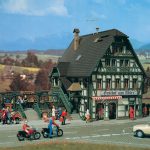 43736 Vollmer H0 Gasthof mit Metzgerei, Inneneinrichtung undLED-Beleuchtung, Funktionsbausatz