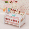 5534 Sylvanian Families Bed voor drieling met mobiel